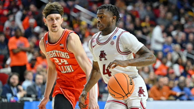 Arkansas Razorback guard Davonte Davis brings the ball up the floor against Illinois in the NCAA Tournament
